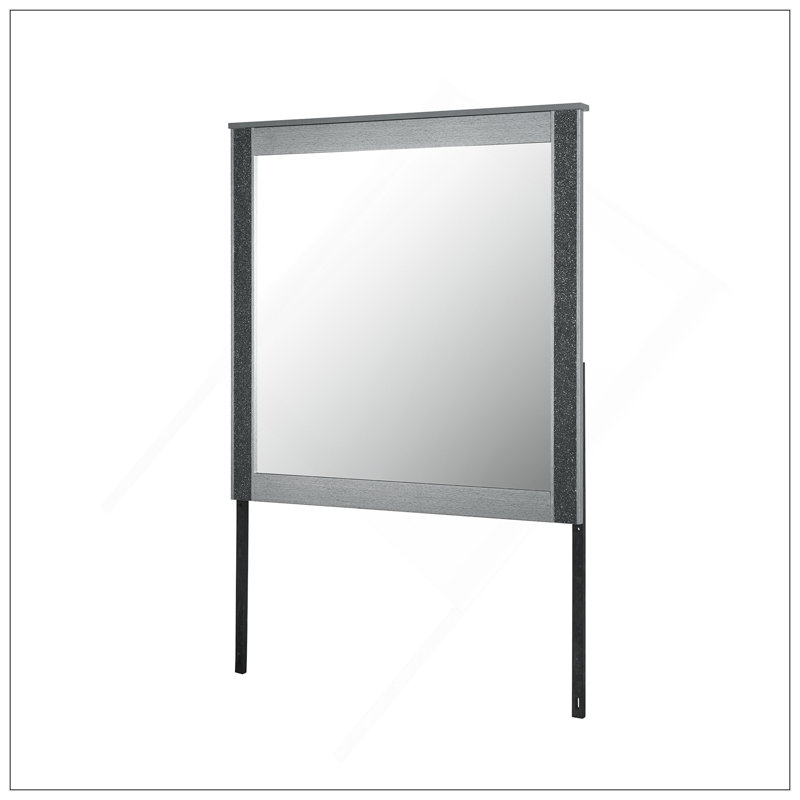 Miroir argenté avec construction durable et cadre en bois élégant, parfait pour rehausser le décor et la fonctionnalité de n'importe quelle pièce.