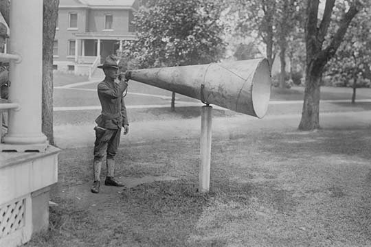 « soldier plays the bugle into a huge megaphone »-reproduction de photo, H 28 po x l 42 po x P 1,5 po