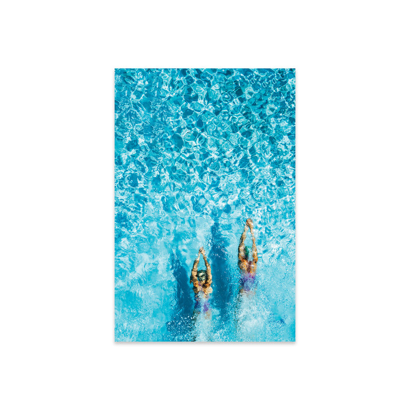 Deux femmes nageant dans une piscine, vue d'en haut sur du plastique / acrylique par Karrastock