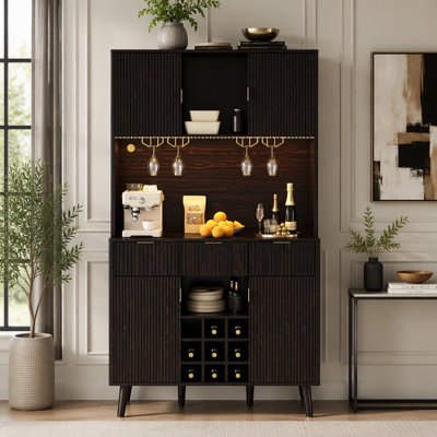 Meuble-bar de cuisine de 183 cm avec prise électrique et éclairage DEL, buffet casier à vin à neuf compartiments avec tiroirs et étagères ouvertes pour la cuisine, la salle à manger et le couloir.