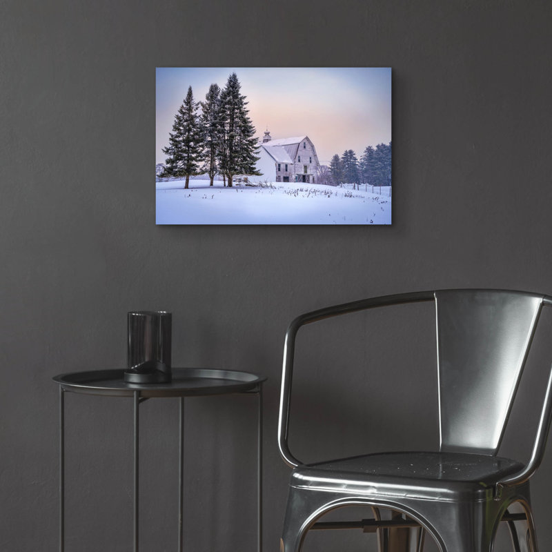 Art mural en verre Latitude Run® «Winter At The Barn» par Rick Berk, H 16 po x l 24 po x P 0,2 cm