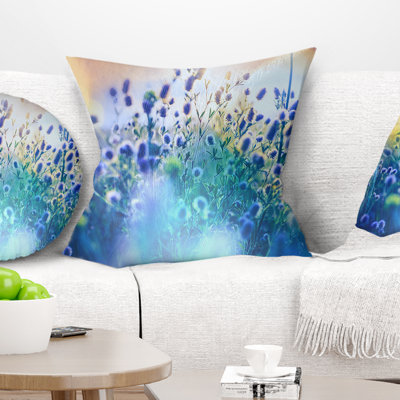 Coussin floral à fleurs d’été sur un coussin pré