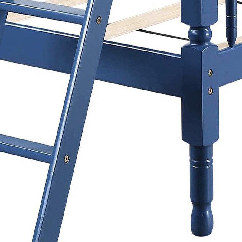 Lit simple superposé au-dessus d'un lit bleu avec configuration intégrée et polyvalente du système de lattes.