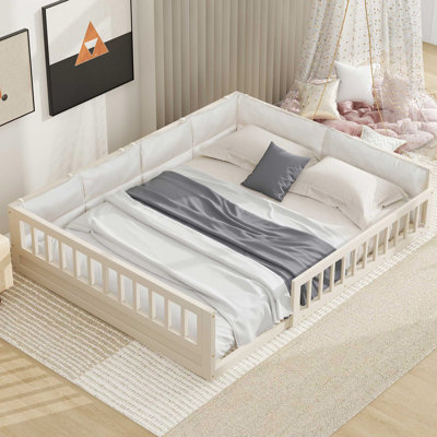 Lit plateforme tapissier en bois pleine grandeur avec garde-corps et coussin