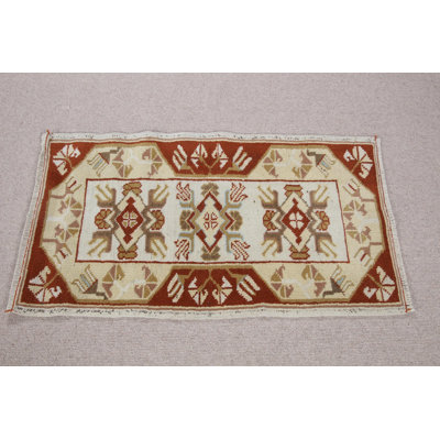 Petit tapis turc beige parfait comme tapis d'entrée et pour ajouter une touche rétro à votre maison