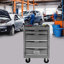 Coffre à outils roulant en métal avec 4 tiroirs, glissières à roulement à billes, rangement verrouillable et roulettes pivotantes pour la mobilité en atelier.