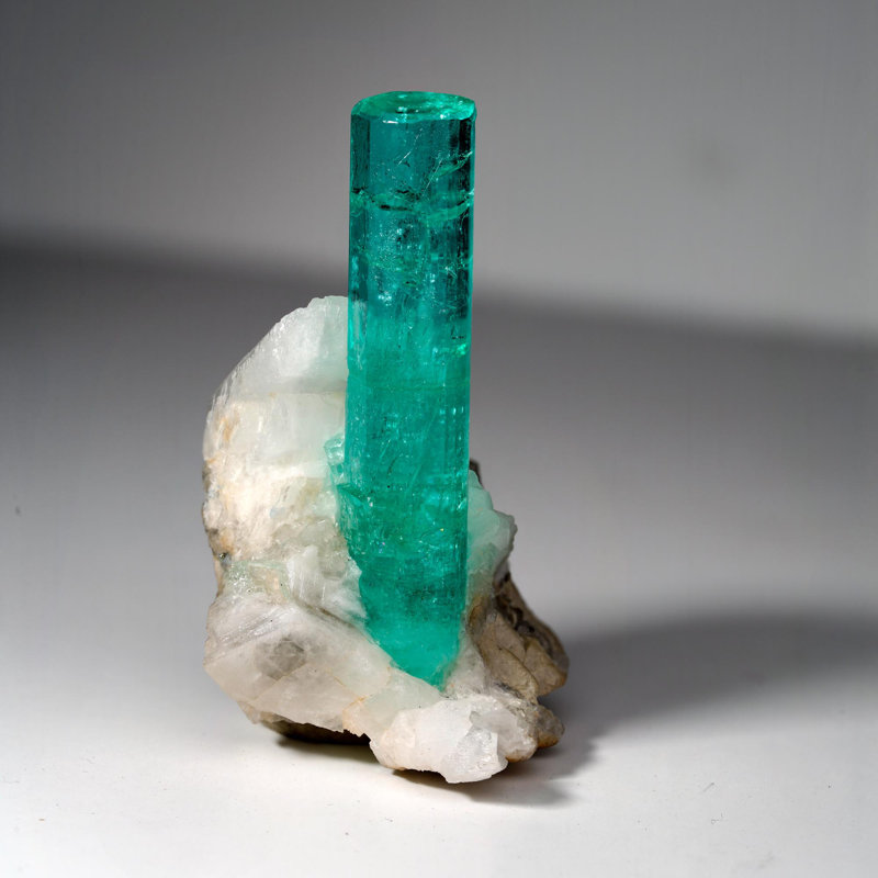 Émeraude sur calcite de Colombie