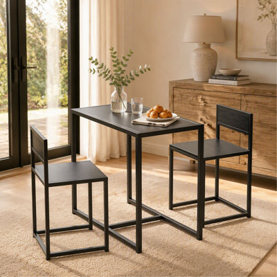Ensemble de meubles de cuisine confortables (table et chaises) pour les aires de repas et de conversation