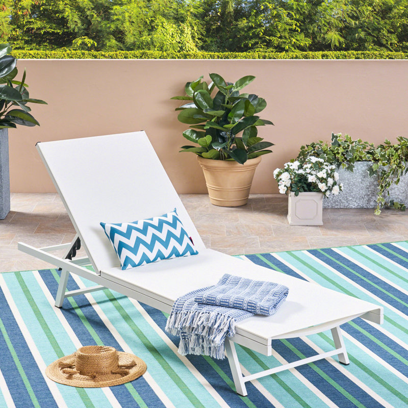 Chaise en maille blanche - Structure en aluminium rouille pour bronzer en plein air et relaxer au bord de la piscine