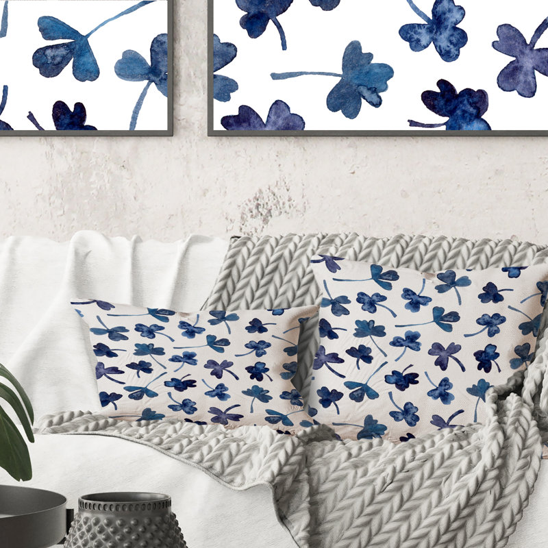 Coussin lombaire à fleurs bleues avec trèfles bleus