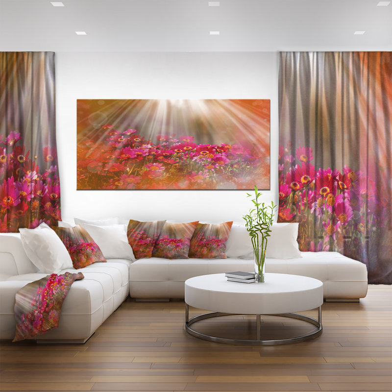 Sunlight Over Small Red Flowers - Reproduction de photo sur toile tendue, H 30 po x l 40 po