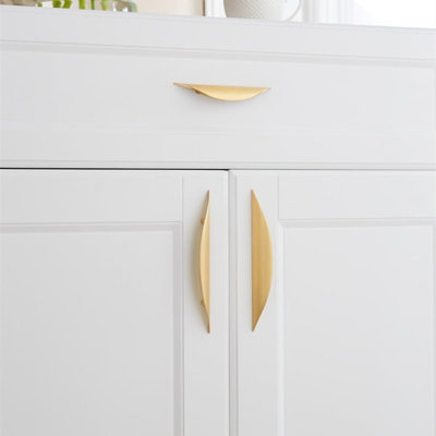 Paquet de 4 poignées d'armoire en or brossé, poignées d'armoire de cuisine à trou central de 3/3 po, quincaillerie d'armoire demi-lune or mat pour tiroirs de cuisine, commode, meuble-lavabo de salle de bain