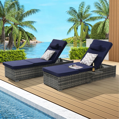 Ensemble de 2 chaises longues d'extérieur avec chaises de piscine de patio pour le rangement, chaises longues de bronzage pour l'extérieur, fauteuils inclinables en rotin de plage avec dossier réglable, table, coussin pour le jardin près de la piscine