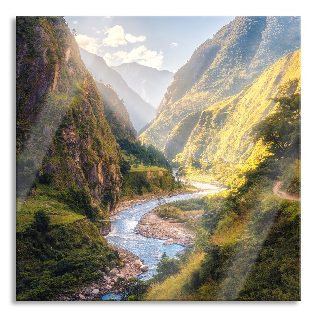 Glasbild Fluss schlängelt sich durch Bergtal