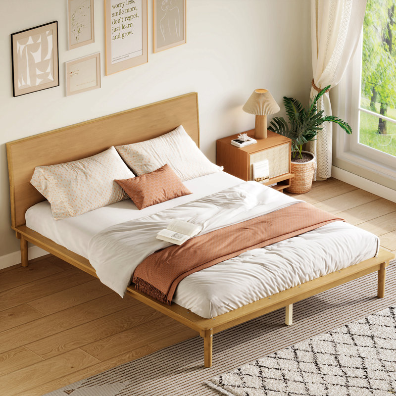 Base de lit plateforme de style Mid-Century moderne, lit en bois à base basse avec tête de lit subtilement inclinée, rails latéraux élargis pour un support de lattes robuste, aucun sommier requis, assemblage facile, naturel