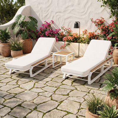 Ensemble de chaises longues d'extérieur avec coussins et table d'appoint