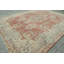 Tapis turc antique surdimensionné beige et rouge noué à la main pour un décor de plancher du Moyen-Orient dans un environnement de bureau discret