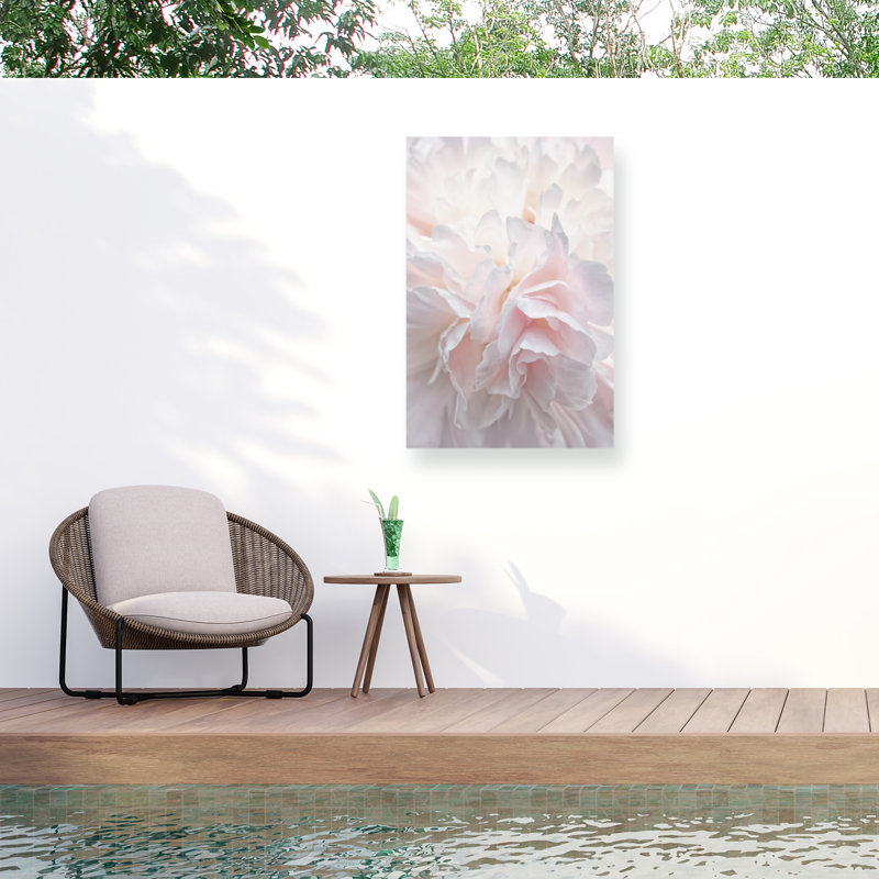 Reproduction de pétales de pivoines boliviennes IV sur toile par Cora Niele, H 32 po x l 22 po