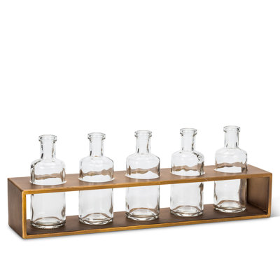 Cinq bouteilles dans un vase