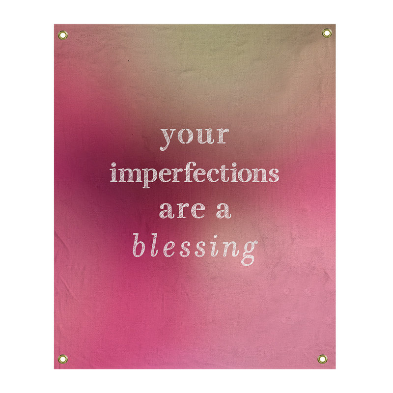 Tapisserie citation d’imperfections écrites en polyester, H 80 po x l 59 po, Lueur rose