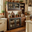 Armoire de cuisine avec portes en verre trempé, rangement pour bar à café, tablettes réglables et armoire pour l'organisation de la cuisine