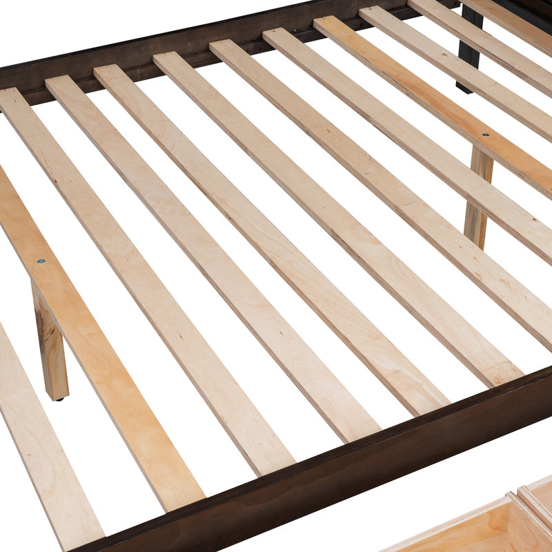 Lits de rangement, lits superposés en bois (un lit simple au-dessus d'un lit double), maison moderne et peu encombrante