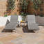 Ensemble de 2 chaises longues en osier de patio avec roulettes et table d'appoint-390497459
