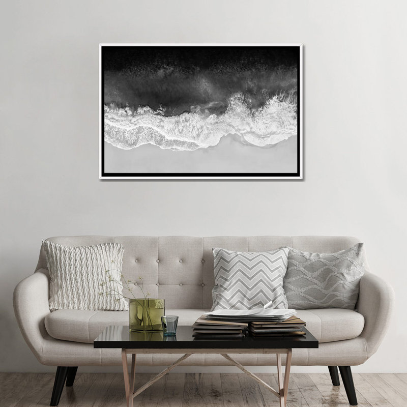 Vagues en noir, gris et blanc par Maggie Olsen, H 32 po x l 48 po, Blanc, Impression encadrée
