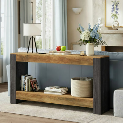 Console 63 po, canapé de ferme en bois derrière le canapé