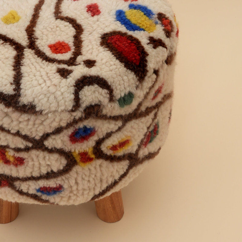 Tabouret Nomad Nest 16 po en laine shaggy capitonnée à la main avec pieds en bois de manguier, tabouret d'appoint rembourré multicolore