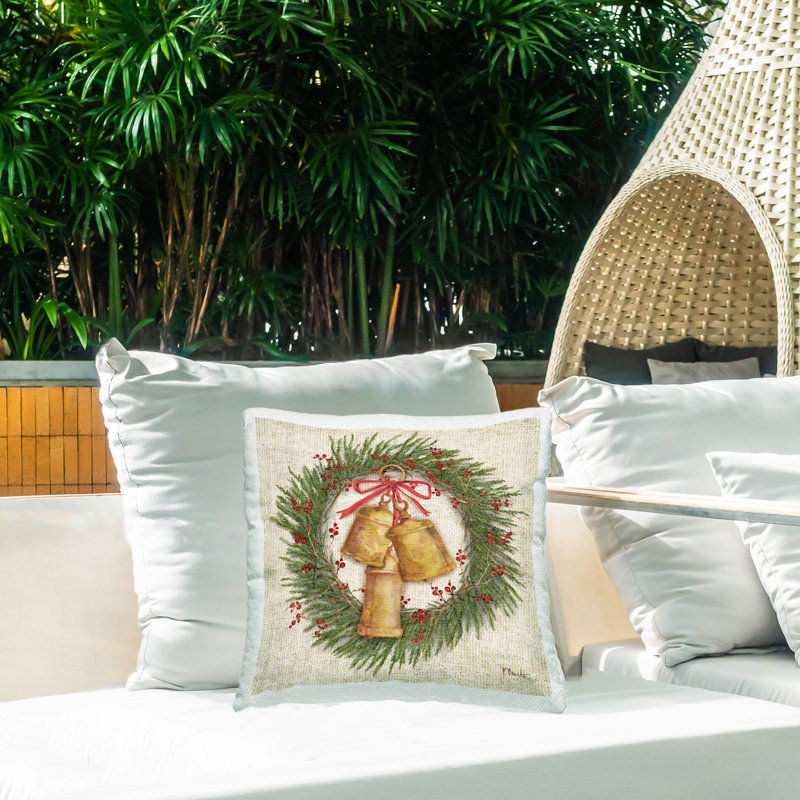Coussin d'extérieur imprimé Stupell Industries Festive Bells Wreath par Paul Brent