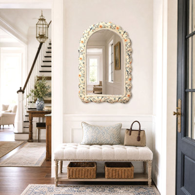 Miroir mural arqué capitonné à motif floral festonné de 35,4 po
