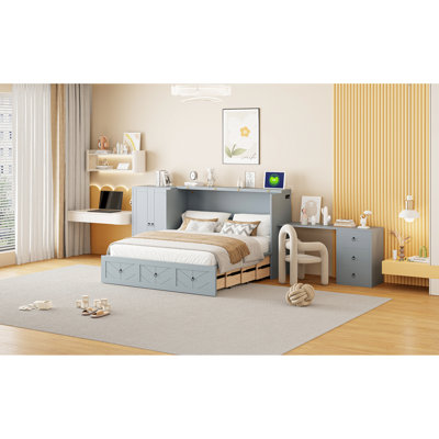 Grand lit gris avec espace, espace de rangement spacieux et prise pour grand lit intégrée en gris, amplement d'espace