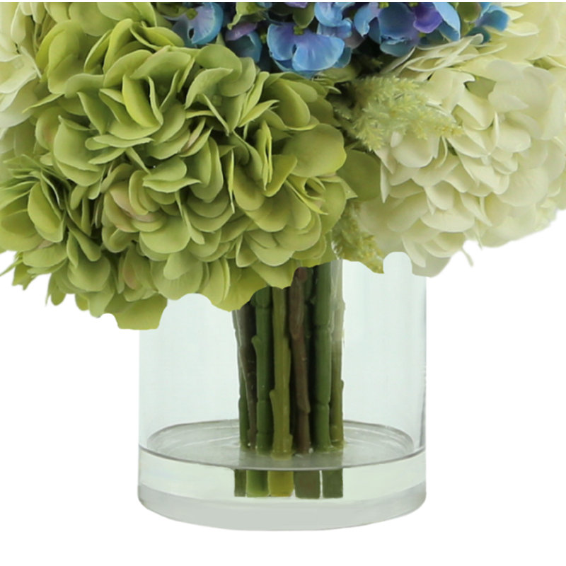 Arrangement floral hydranges et astilbe dans un vase