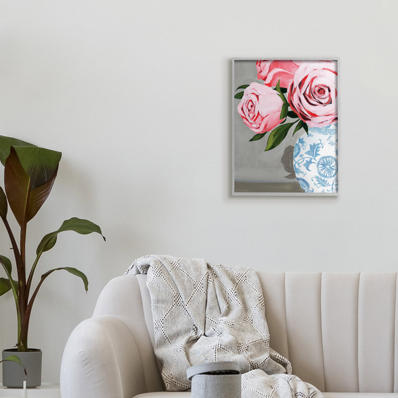 «Blossoming Pink Roses in Ornate Blue Vase» par Grace Popp - impression, H 20 po x l 16 po, Estampe numérique Farmhouse