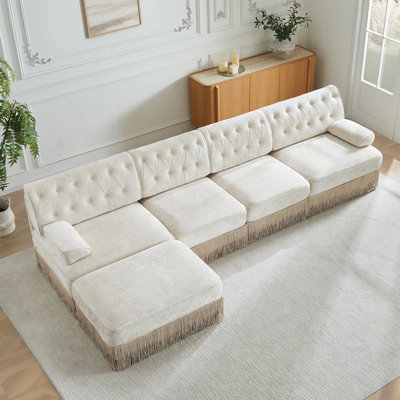 Canapé de style Chesterfield en velours de 135 pouces en forme de L avec jupe à pampille et accoudoirs carrés légèrement incurvés, combinaison libre, conception ergonomique, beige