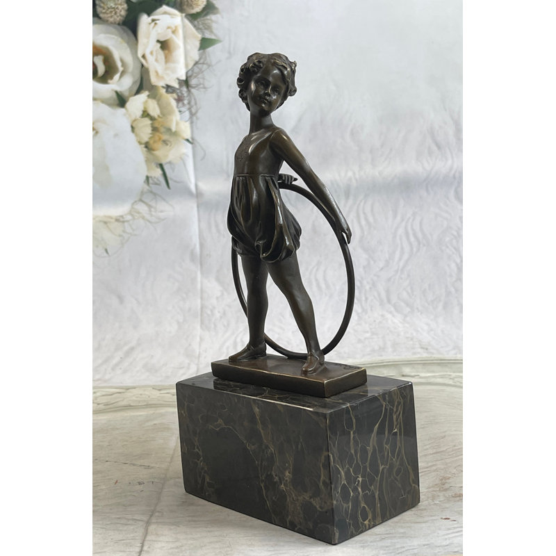 Figurine Attend jolie fille jouant avec serre-livres