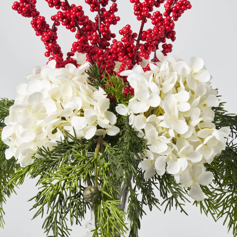 Arrangement d'hortensias blancs, de baies rouges Ilex et de baies de genévrier Real Touch
