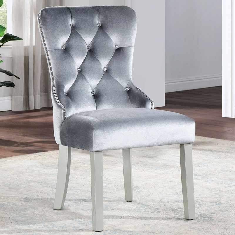 Ensemble de 2 chaises d'appoint à oreilles en flanelle gris foncé, bois massif, revêtement acrylique, garniture cloutée et miroir. Conception de salle à manger 2 pièces, boutons effet cristal, miroir, bois.