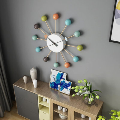 Horloge murale en quartz Mid-Century moderne avec boules en bois