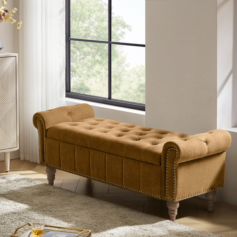 Banc de rangement traditionnel l 58,5 po Georgia avec pieds en bois massif et garniture cloutée Georgia, Doré