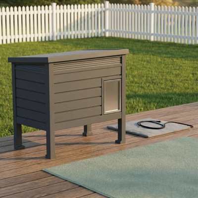 Maison pour chat chauffée et surélevée avec porte battante résistante aux intempéries, abri pour animal de compagnie à toit incliné avec tapis chauffant lavable, maison de chat durable et écologique pour une utilisation intérieure / extérieure