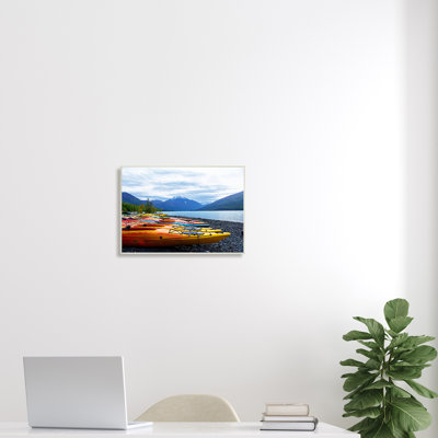 Rowof Kayaks Mountain Peak, paysage de lac - impression