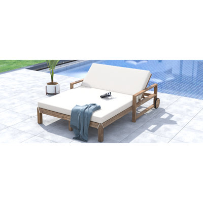 de style extérieur en beige - lit de jour à 2 places, coussins et look élégant pour le confort avec cette assise en bois, ses roues mobiles et son tissu protégé