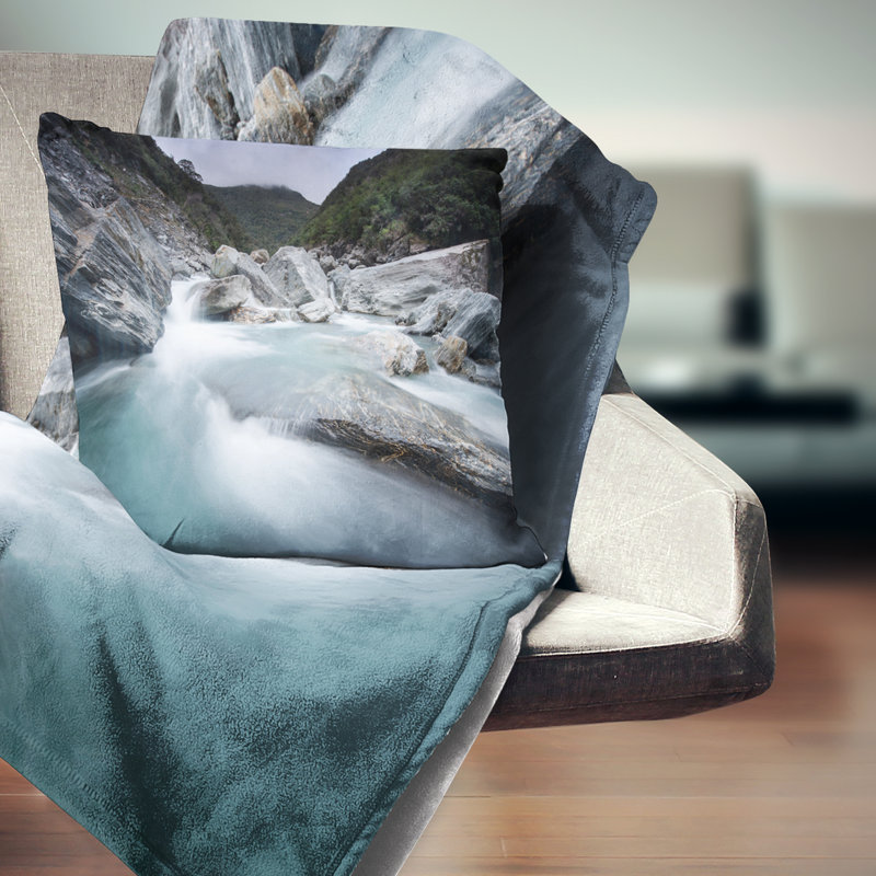 Oreiller lent en shore de mer dans un mouvement de mer bleu, 18 po x 18 po, Coussin décoratif