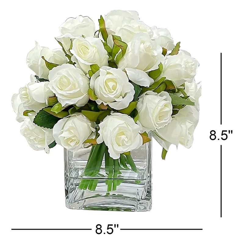 Roses avec fleurs artificielles dans un vase