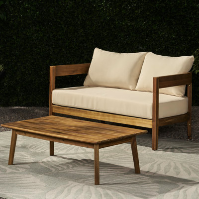 Mobilier en bois: et table basse avec coussins d'eau attrayants