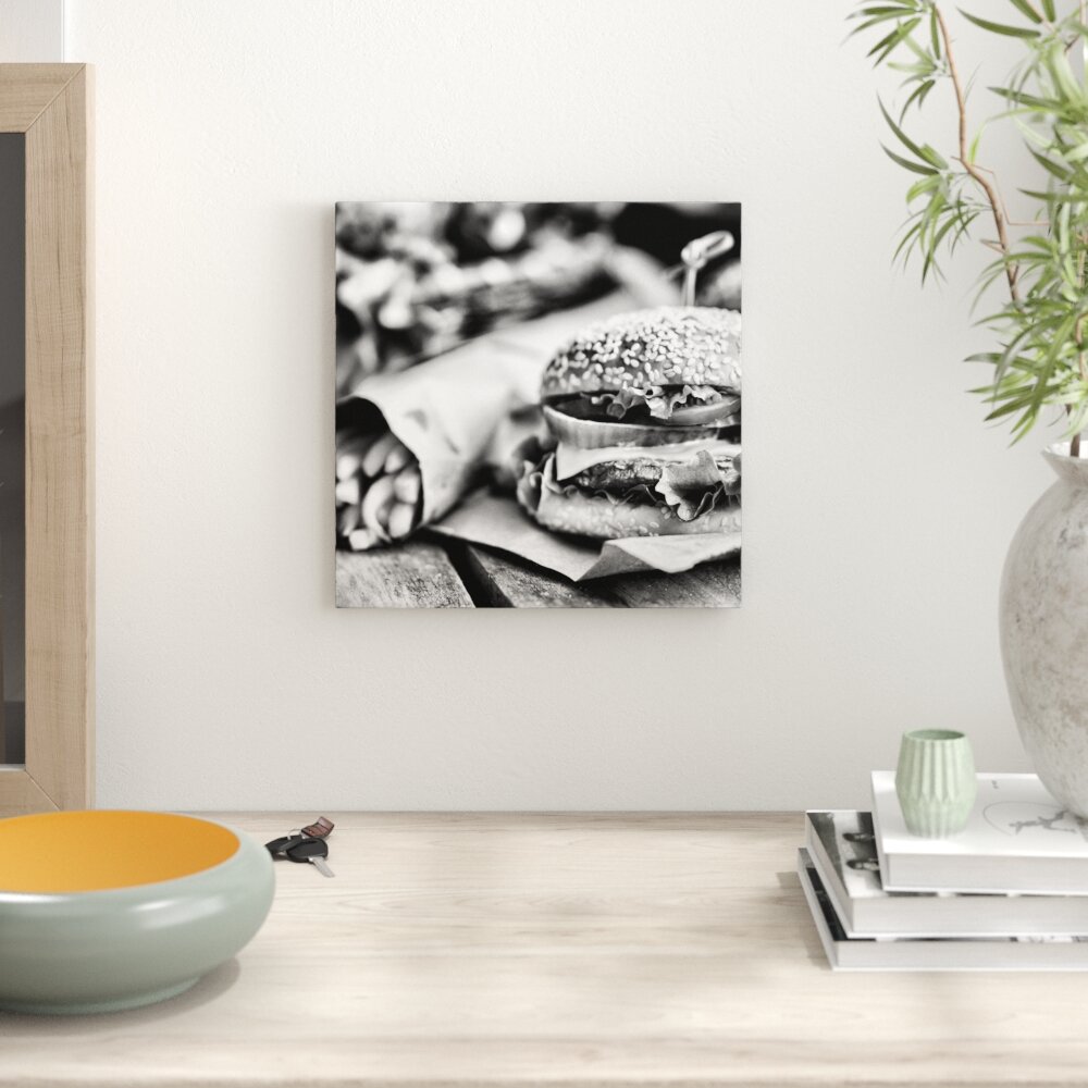 Leinwandbild Leckerer Burger und Pommes