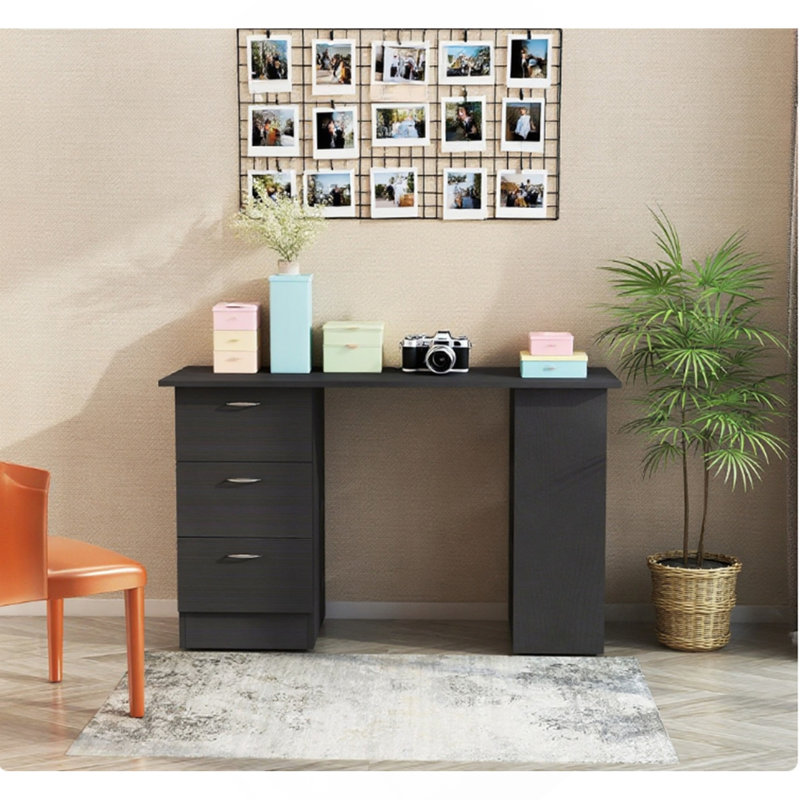 Table de travail moderne avec bureau d'ordinateur
