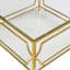 Table basse carrée en verre avec cadre géométrique en métal doré et tablette de rangement inférieure